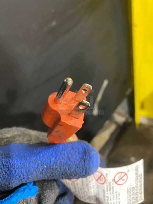 NICE! True Commercial 2 Door Reach In Cooler Merchandiser! With View Through Doors And Sides! With Poly Beverage Racks! Model: GEM49 SN: 14438952 115V 60HZ 1 Phase - Image 9 of 9