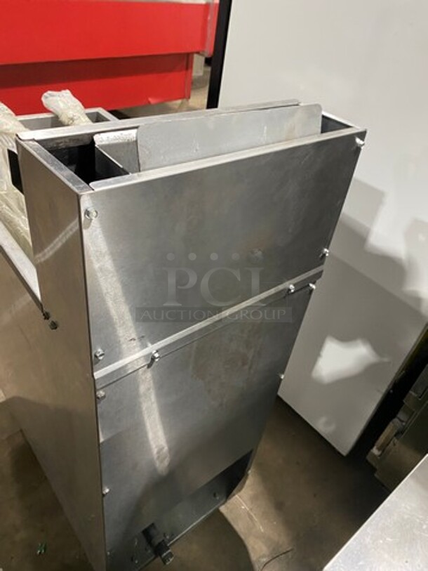 Cook Rite Commercial Natural Gas Powered Deep Fat Fryer! With Backsplash! With 2 Metal Frying Baskets! All Stainless Steel! On Legs! Model: ATFS40 - Image 4 of 9