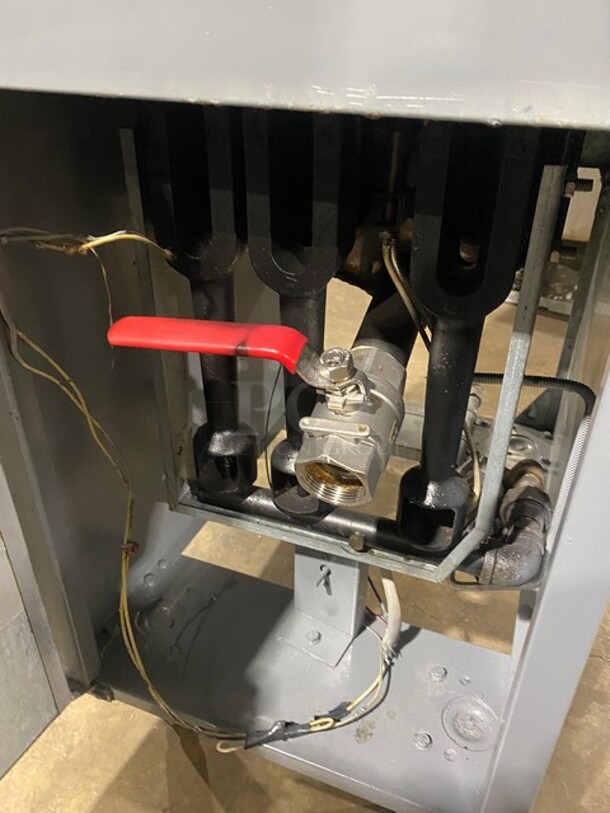 Sierra Commercial Natural Gas Powered   Deep Fat Fryer! With 2 Metal Frying Baskets! All Stainless Steel! Model SRF35 Serial 200101702! On Legs! - Image 7 of 9