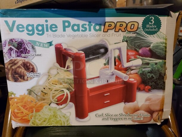 Veggie Pasta PRO Vegetable Slicer and Fruit Peeler Brand new Open Box! - Image 2 of 3