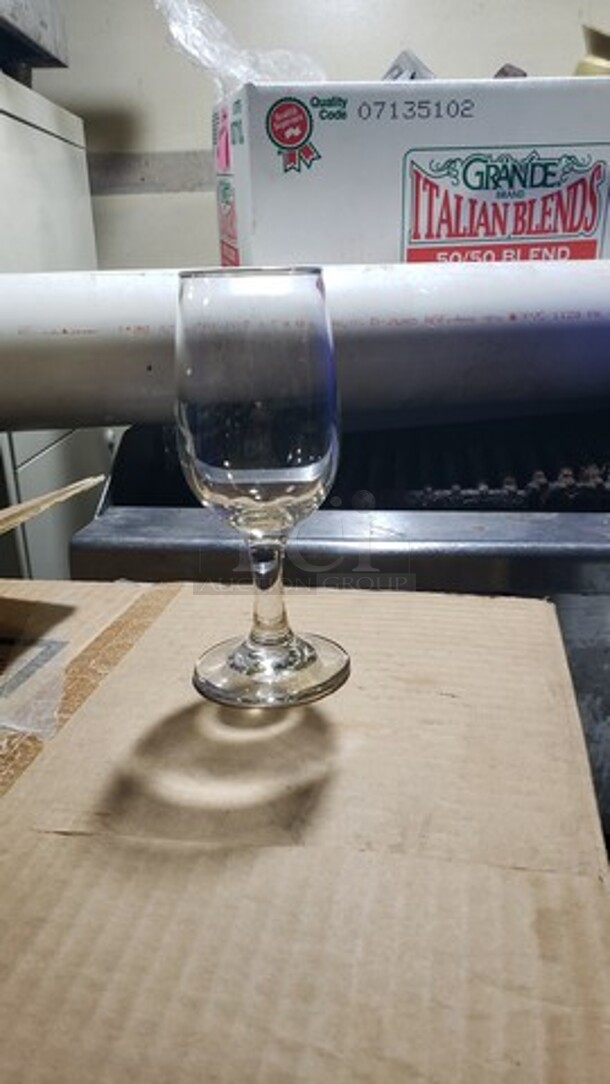 Lot of 32 Glasses - Image 1 of 1