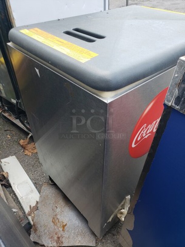 Cornelius 621063057 Countertop Ice / Beverage Dispenser!

115 V
60 Hz
1 PH
3A - Image 3 of 3