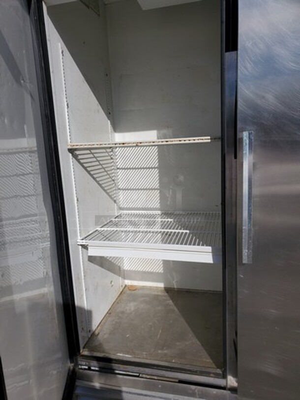 TRUE T-72 Superior 3 Solid Door Refrigerator on Casters, 115V Tested & Working! - Image 4 of 4