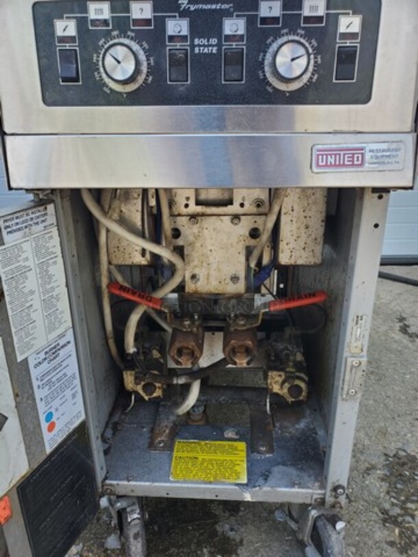 Frymaster  MJH50-2SD 50 lb. Split Pot High Efficiency Electric Floor Fryer with Computer Magic Controls|Natural Gas|120V/Single Phase - Image 5 of 7