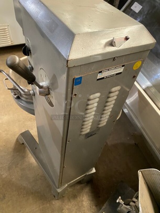 Univex Commercial 30 Quart Planetary Mixer with Mixing Bowl! 115V 1PH! Eletric powered! - Image 4 of 9