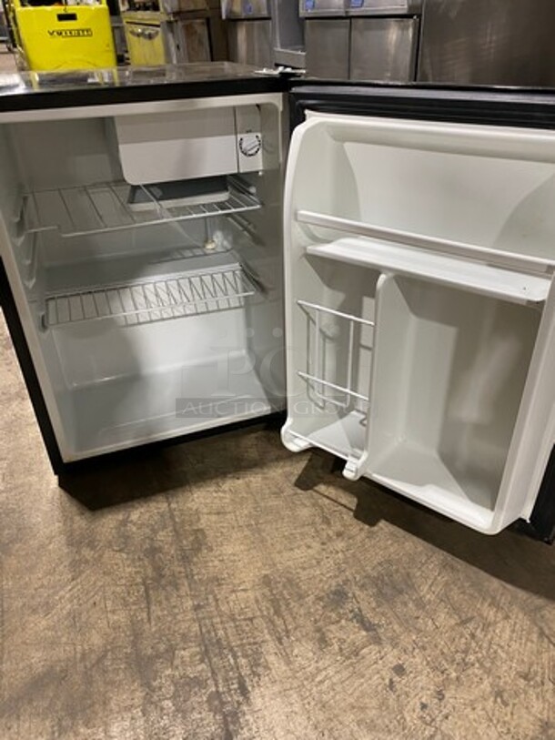Sanyo Undercounter Single Door Refrigerator! With Poly Racks And Shelves! Model: SRA2480M SN: B032094098920405 115V - Image 6 of 9