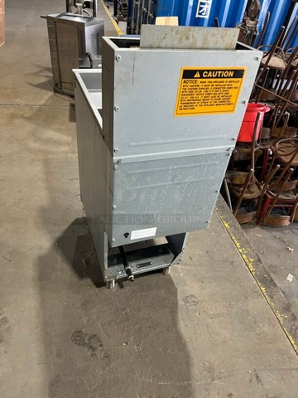 Mainstreet Commercial LP Powered Deep Fat Fryer! With Back Splash! All Stainless Steel! On Legs! Model: 541FF40L SN: 2104014006 - Image 7 of 8