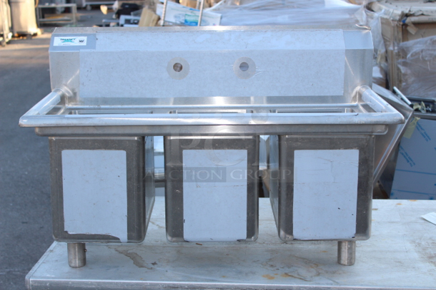 BRAND NEW SCRATCH & DENT! Regency 600S31014G 39" 16-Gauge Stainless Steel Three Compartment Commercial Sink Without Drainboards - 10" x 14" x 12" Bowls - Image 2 of 7
