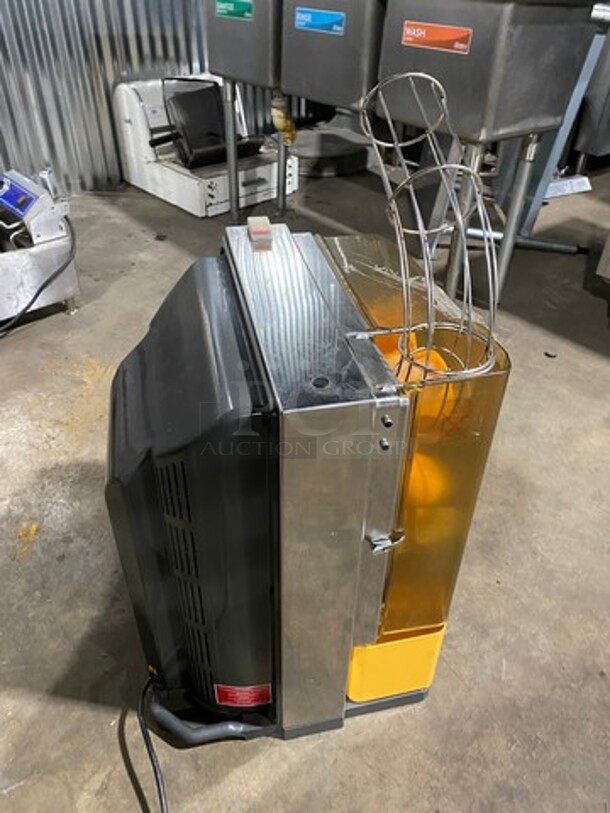 Zumex Commercial Countertop Automatic Orange Juicer! All Stainless Steel! Model: ZUMEXESSENTIAL SN: 344883 115V - Image 4 of 10