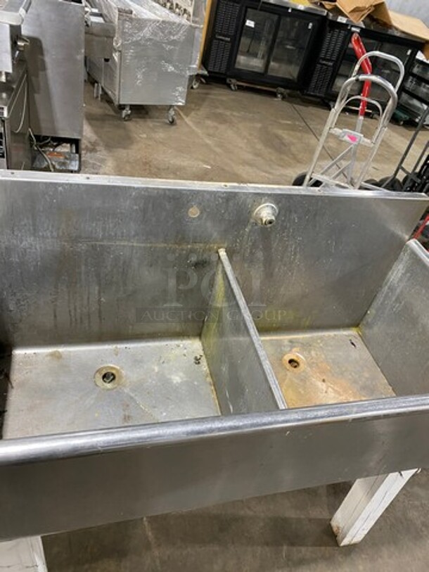Commercial 2 Compartment Dish Washing Sink! With Single Side Drain Board! With Back Splash! All Stainless Steel! On Legs! - Image 5 of 6