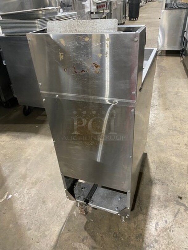 Atosa Commercial Natural Gas Powered Deep Fat Fryer! With Backsplash! With 2 Metal Frying Baskets! All Stainless Steel! On Legs! Model: ATFS40 - Image 4 of 9