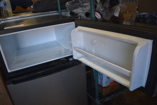 Whirlpool Model WH31S1E Mini Cooler. 120 Volts, 1 Phase. 19x20.5x32. Tested and Working! - Image 4 of 6