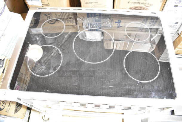 BRAND NEW SCRATCH AND DENT! KoolMore KM-FR36EE-SS Stainless Steel Electric Powered Range w/ Oven. 240 Volts. - Image 4 of 8