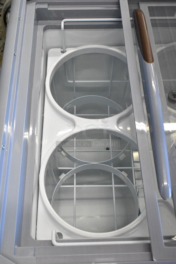 BRAND NEW SCRATCH AND DENT! Avantco 360ADC4N Commercial 26" Ice Cream Dipping Cabinet on Commercial Casters. 115 Volts, 1 Phase. Tested and Working! - Image 8 of 9