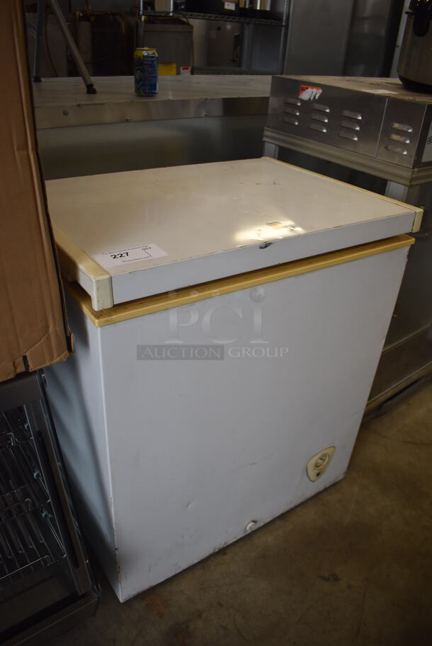 Sears 253.12502410 Chest Freezer. 115 Volts, 1 Phase. 29x21x32.5. Tested and Working! - Image 3 of 5