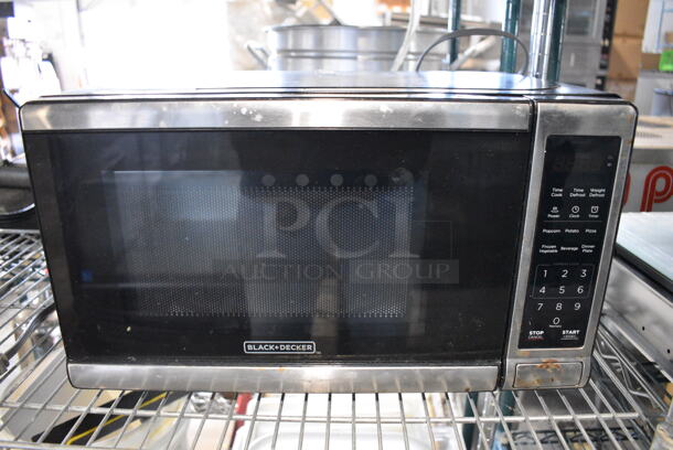 Black & Decker EM720CB7 Countertop Microwave Oven w/ Plate. 120 Volts, 1 Phase. 17x12x10