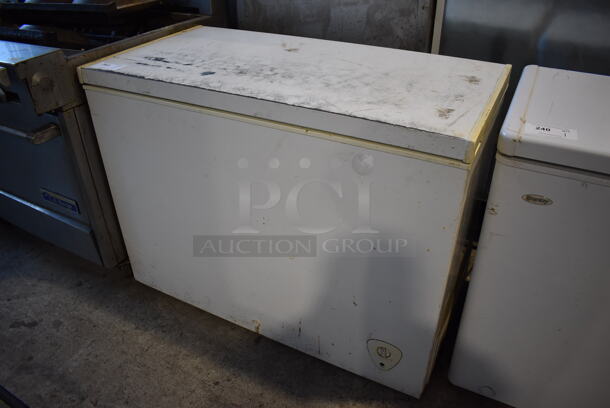 Electrolux FFFC09M1RW Metal Chest Freezer. 115 Volts, 1 Phase. 44x24x33. Tested and Does Not Power On - Image 3 of 6