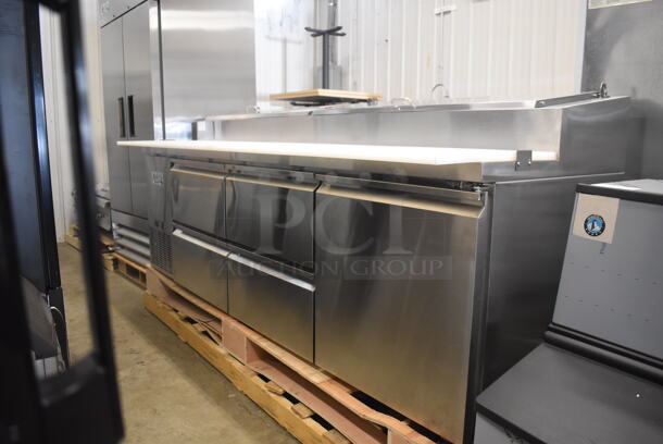 BRAND NEW SCRATCH AND DENT! Avantco SSPPT-3 93" 4 Drawer 1 Door Refrigerated Pizza Prep Table on Commercial Casters. 115 Volts 1 Phase. Tested and Working! - Image 2 of 10