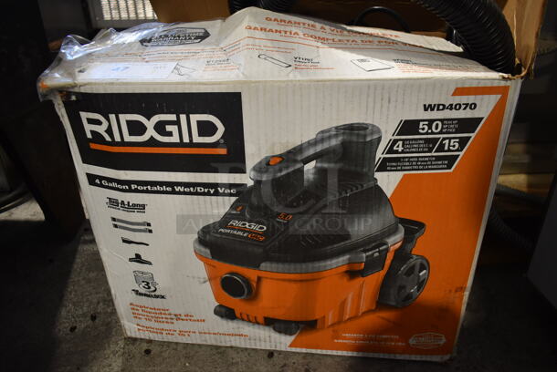 IN ORIGINAL BOX! Rigid WD4070 Orange and Black Poly 4 Gallon Portable Wet Dry Vac Vacuum Cleaner. 120 Volts, 1 Phase. Tested and Working! - Image 3 of 5