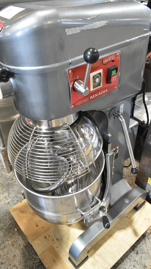BRAND NEW SCRATCH AND DENT! Avantco 177MX40H Metal Commercial Floor Style 40 Qt. Planetary Floor Mixer w/ Stainless Steel Mixing Bowl, Bowl Guard, Dough Hook, Paddle and Whisk Attachments. 240 Volts, 1 Phase.  - Image 8 of 11