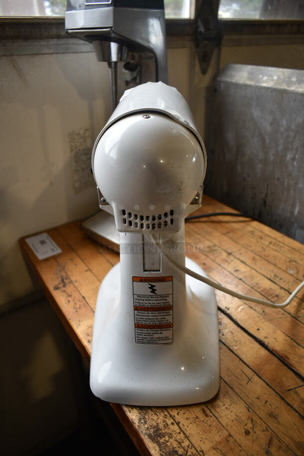 KitchenAid K45SSWH Metal Countertop 4.5 Quart Planetary Dough Mixer. 120 Volts, 1 Phase. Tested and Working! - Image 7 of 9