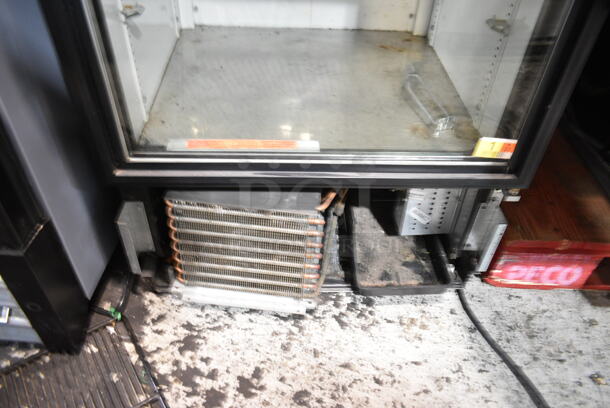 True GDM-12 Metal Commercial Single Door Reach In Cooler Merchandiser w/ Poly Coated Racks. 115 Volts, 1 Phase. Tested and Working! - Image 2 of 4