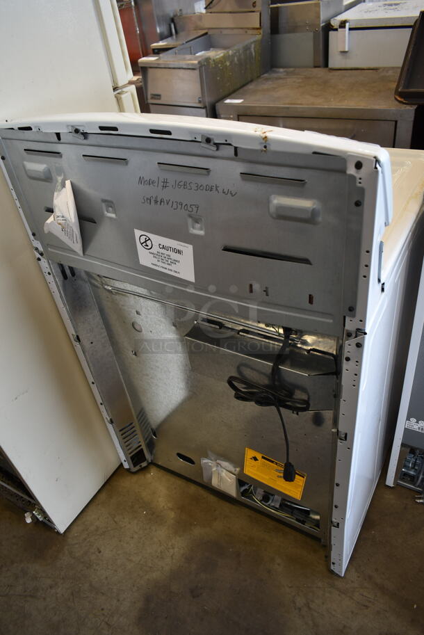 BRAND NEW SCRATCH AND DENT! General Electric GE JGBS30DEKWW Metal Gas Powered 4 Burner Range w/ Oven.  - Image 7 of 8