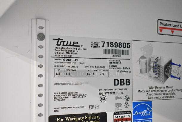 True GDM-49 ENERGY STAR Metal Commercial 2 Door Reach In Cooler Merchandiser w/ Poly Coated Racks. 115 Volts, 1 Phase. Tested and Working! - Image 5 of 5