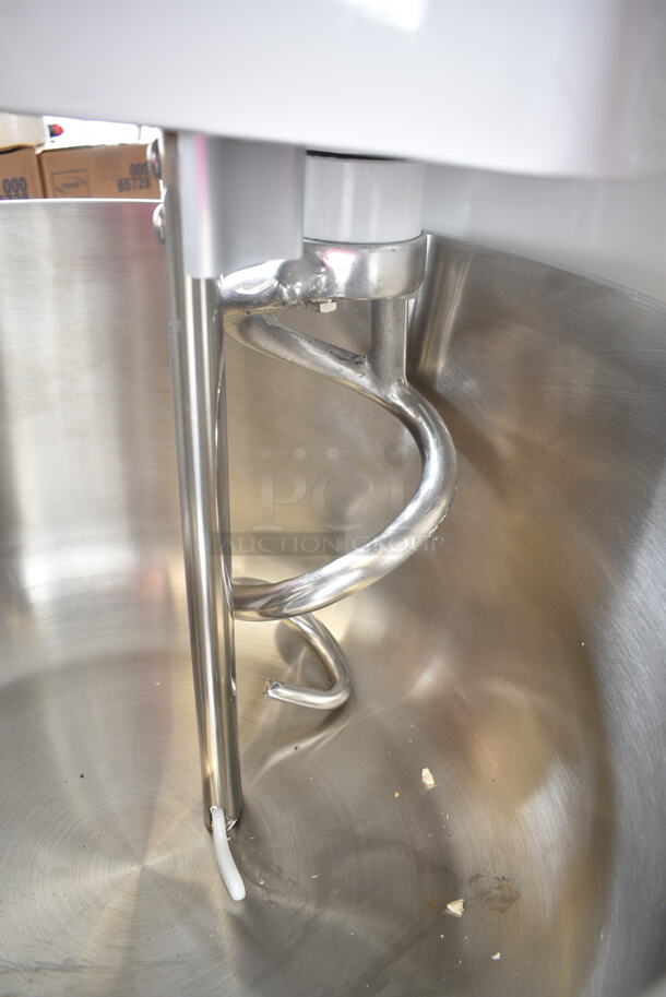 BRAND NEW SCRATCH AND DENT! Estella 348SM80 Metal Commercial 80 Quart / 120 Pound Two-Speed Spiral Dough Mixer w/ Stainless Steel Mixing Bowl, Bowl Guard and Dough Hook. 220 Volts. Tested and Working! - Image 6 of 10