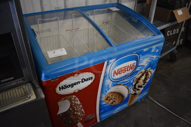 AHT Model RIOS100 Metal Commercial Floor Style Novelty Ice Cream Freezer Merchandiser w/ 2 Sliding Lids on Commercial Casters. 110-120 Volts, 1 Phase. 40x26x28. Tested and Powers On But Does Not Get Cold - Image 4 of 7