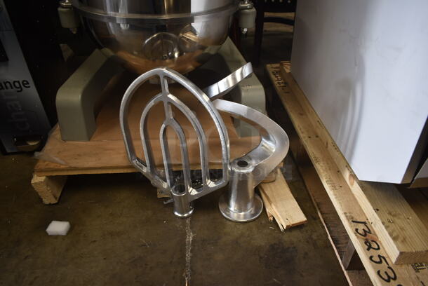 BRAND NEW SCRATCH AND DENT! 2023 Globe SP40 Metal Commercial Floor Style 40 Quart Planetary Dough Mixer w/ Stainless Steel Mixing Bowl, Bowl Guard, Dough Hook, Paddle and Whisk Attachments. 220 Volts, 1 Phase.  - Image 3 of 10