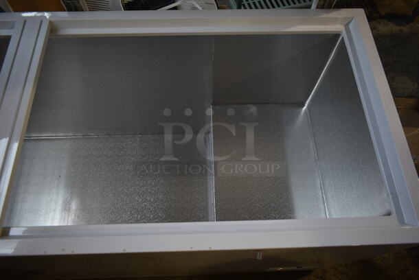 BRAND NEW SCRATCH AND DENT! Galaxy 177CF25HC Metal Chest Freezer. 115 Volts, 1 Phase. Tested and Working! - Image 4 of 5
