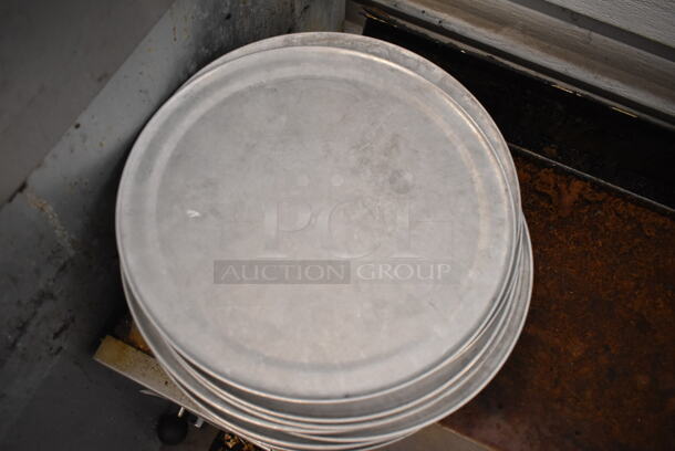 ALL ONE MONEY! Lot of 20 Round Metal Pizza Pans, Mesh Rack and 3 Metal Colanders. - Image 5 of 5