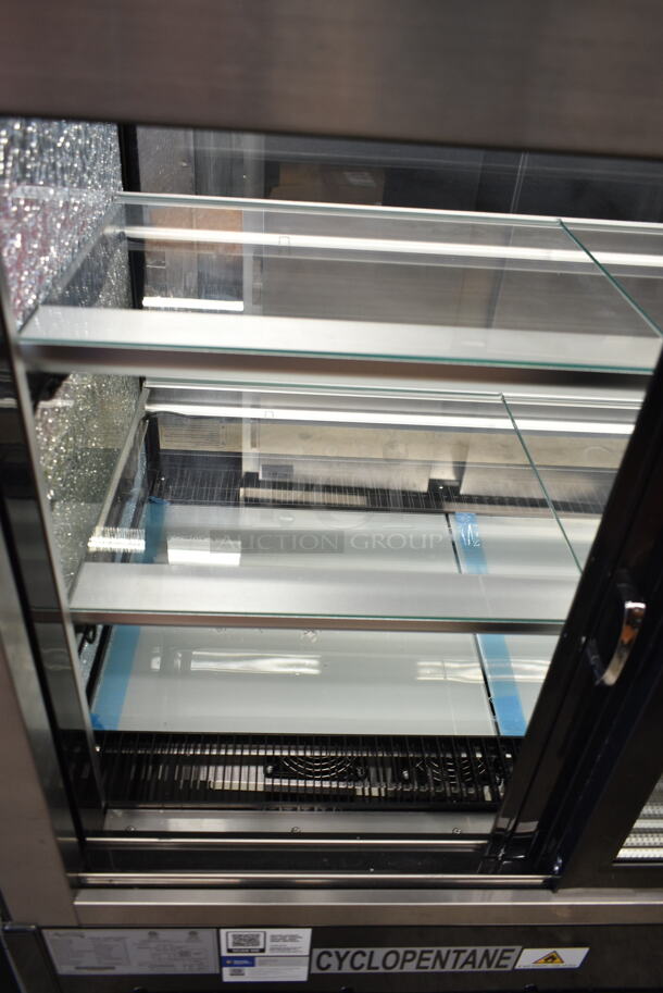BRAND NEW SCRATCH AND DENT! Avantco 193BC72HCB 72" Curved Glass Black Refrigerated Bakery Display Case. See Pictures for Side Glass Damage. 110-120 Volts, 1 Phase. Tested and Working! - Image 6 of 11