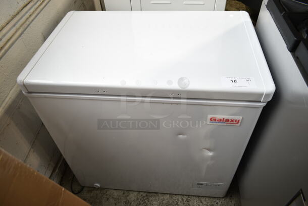 BRAND NEW SCRATCH AND DENT! Galaxy 177UCCF5 Metal Chest Freezer w/ Hinge Lid and Commercial Casters. 115 Volts, 1 Phase. Tested and Working! - Image 2 of 8