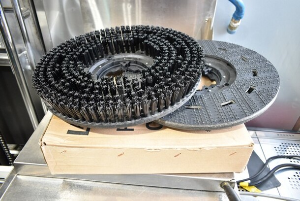 BRAND NEW SCRATCH AND DENT! Lavex 978LAVP17CB Black & White Nylon Carpet Scrubbing Brush for 17" Rotary Floor Machines - Image 2 of 5