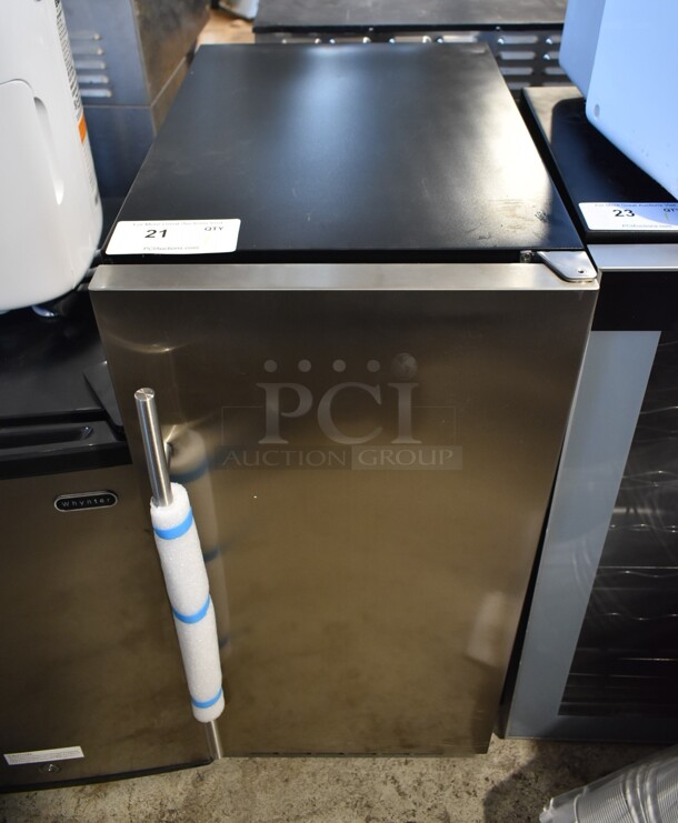 BRAND NEW SCRATCH AND DENT! Danby DIM32D1BSSPR 32lb 15" Stainless Steel Built-In Ice Maker. 115 Volts, 1 Phase. Tested and Working! - Image 1 of 6
