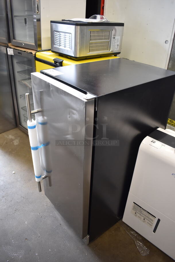 BRAND NEW SCRATCH AND DENT! Danby DIM32D1BSSPR Commercial Stainless Steel Electric Undercounter Ice Maker. 115V. Tested And Working!  - Image 7 of 8