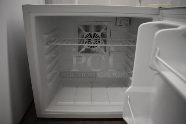 Chefmate Model BC-50A Metal Mini Cooler. 110 Volts, 1 Phase. 20x20x20. Tested and Powers On But Temps at 52 Degrees - Image 4 of 6