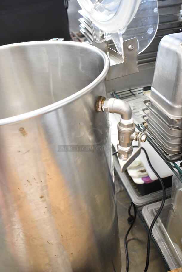 BRAND NEW SCRATCH AND DENT! 2023 Avantco 177PPF40 Stainless Steel Commercial 40 lb. Floor Potato Peeler. 120 Volts, 1 Phase.  Tested and Working! - Image 6 of 7