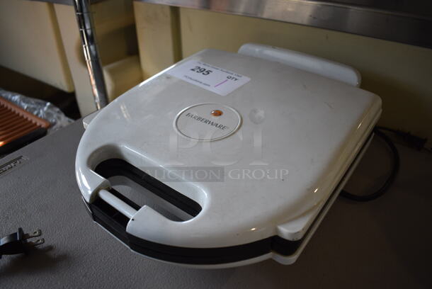 Farberware Model FSWM400 Metal Countertop Waffle Maker. 120 Volts, 1 Phase. 10.5x13.5x4. Tested and Working! - Image 2 of 4