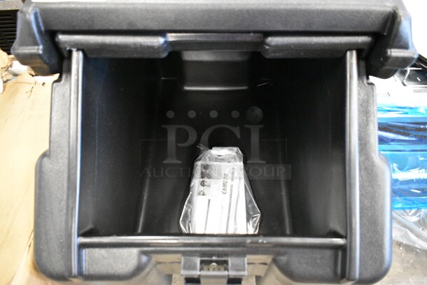 BRAND NEW SCRATCH AND DENT! Cambro ICS100L SlidingLid™ Black Mobile Ice Bin - 100 lb. Capacity - Image 5 of 7