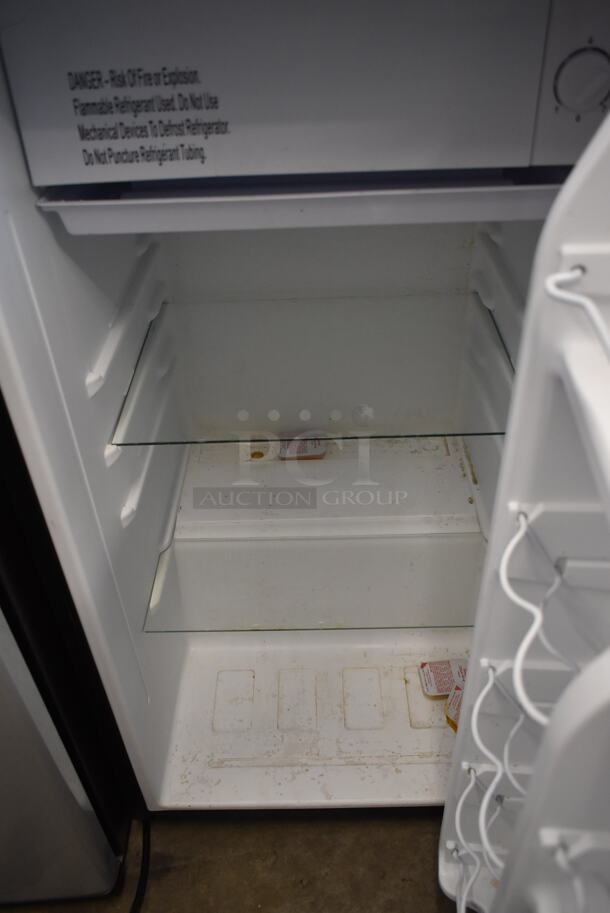Galanz GLR33MBKE23 Metal Mini Cooler. 115 Volts, 1 Phase. Tested and Powers On But Does Not Get Cold - Image 2 of 5