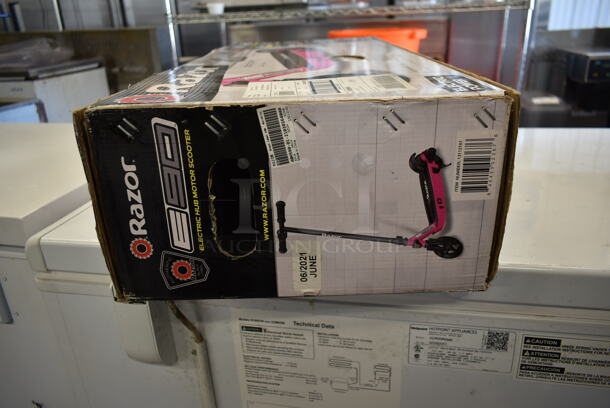 BRAND NEW SCRATCH AND DENT! Razor E90 Electric Powered Scooter. - Image 5 of 6