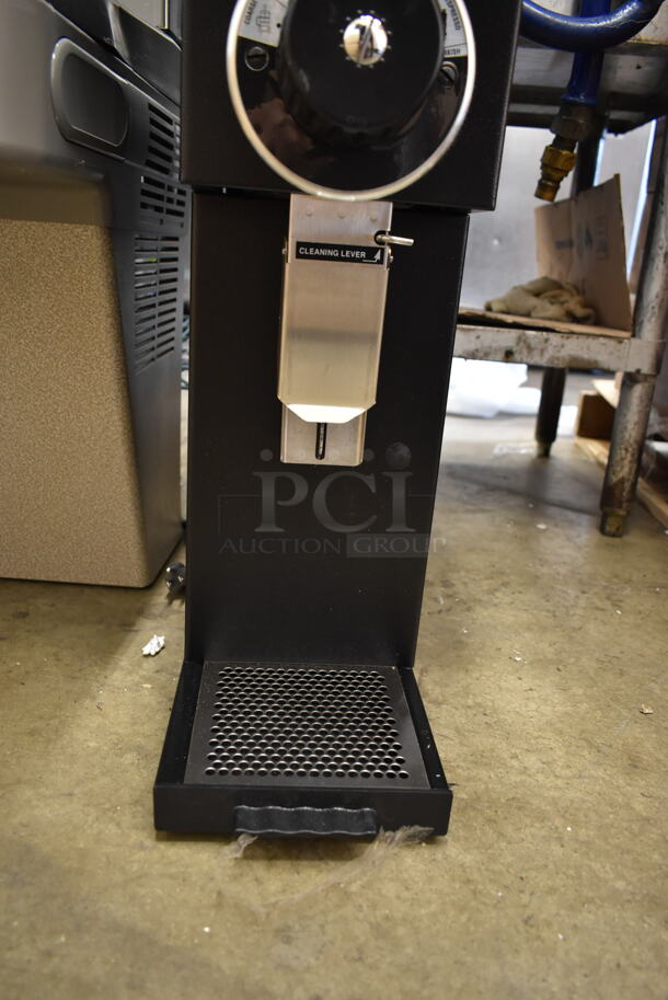 BRAND NEW SCRATCH AND DENT! 2023 Bunn G2 HD Metal Commercial Countertop Coffee Bean Grinder. 120 volts, 1 Phase. Tested and Working! - Image 4 of 7
