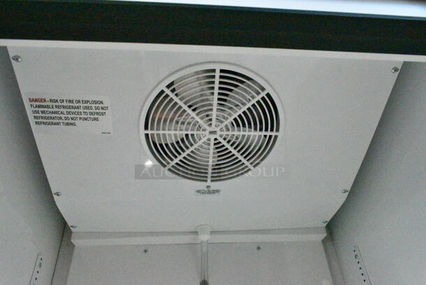 2021 True TSCI-600R-G-PH Metal Commercial Single Door Reach In Cooler Merchandiser w/ Poly Coated Racks. 115 Volts, 1 Phase. Tested and Working! - Image 4 of 5