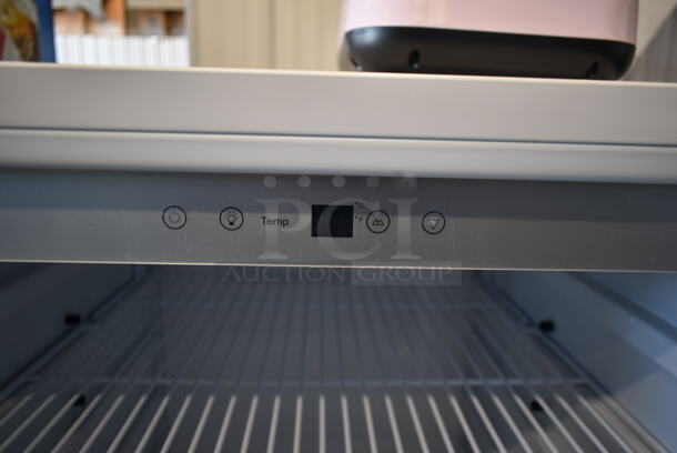 BRAND NEW SCRATCH AND DENT! Whynter CBM-1060XLW 10.6 cu. ft. Commercial Beverage Merchandiser. 115 Volts, 1 Phase. Tested and Working! - Image 5 of 7