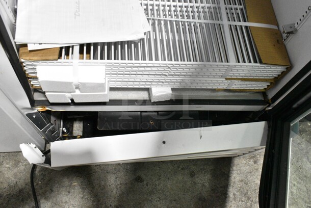 BRAND NEW SCRATCH AND DENT! 2024 True TSCI-600R-G-PH Metal Commercial Single Door Reach In Cooler Merchandiser w/ Poly Coated Racks. 115 Volts, 1 Phase. Tested and Powers On But Does Not Get Cold - Image 4 of 9