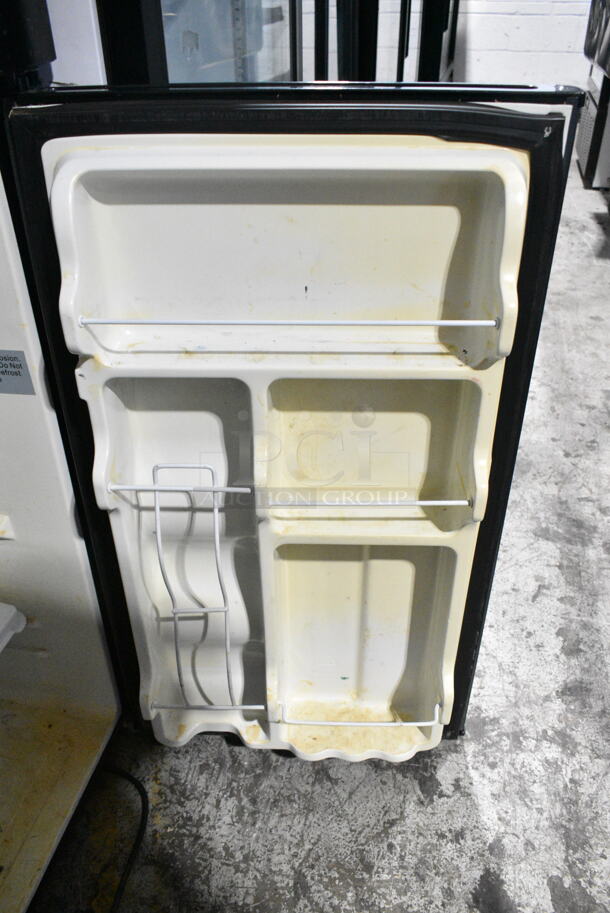 Midea MRM33S7ASL Metal Mini Cooler. 115 Volts, 1 Phase. Tested and Powers On But Does Not Get Cold - Image 4 of 5