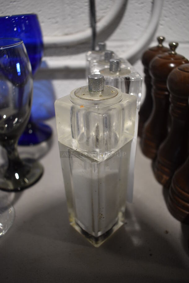 4 Salt / Pepper Grinders. 2x2x6.5. 4 Times Your Bid! - Image 1 of 3